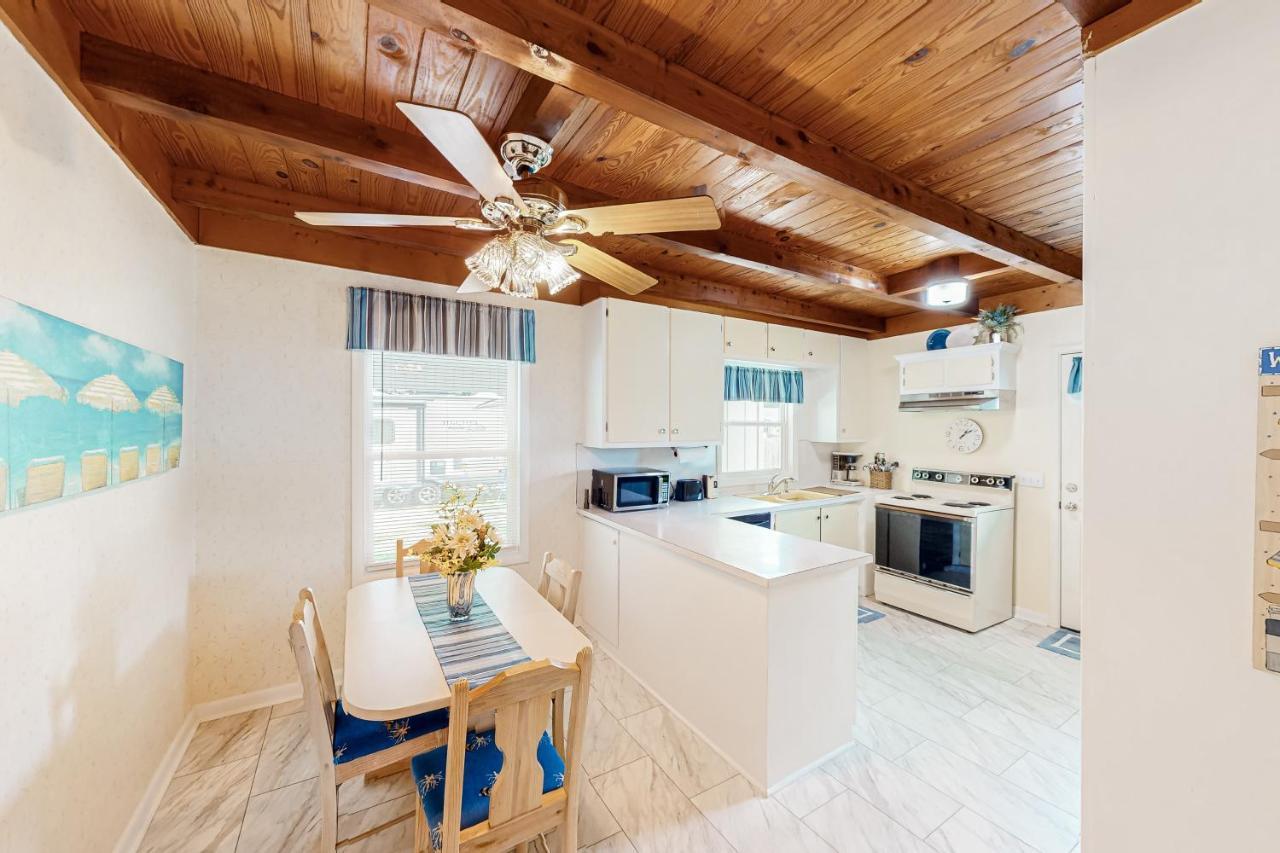 Ginny'S Coastal Cottage Oak Island Exterior foto